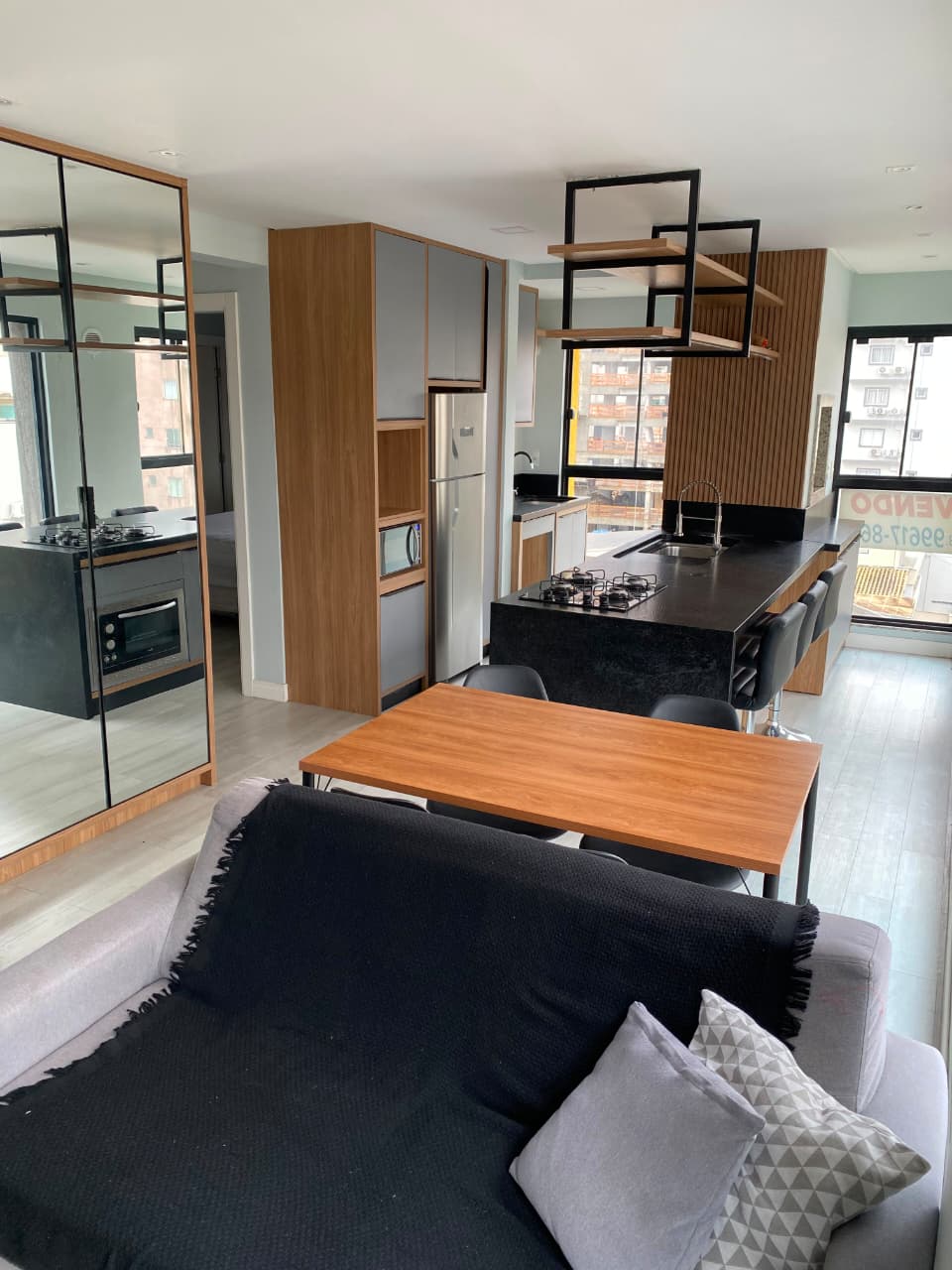 Apartamento 2 suítes semi-mobiliado na Meia Praia, foto 2 de 8