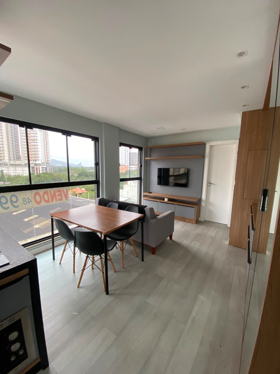 Apartamento 2 suítes semi-mobiliado na Meia Praia, foto 3 de 8