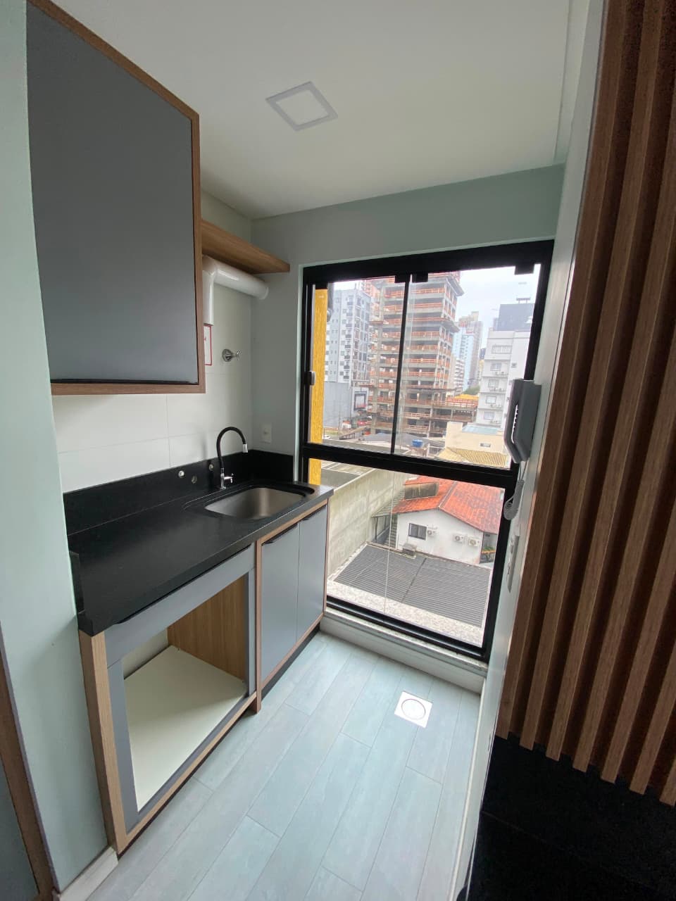 Apartamento 2 suítes semi-mobiliado na Meia Praia, foto 4 de 8